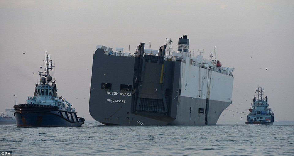 Κατεστραμμένες λαμαρίνες -Ετσι κατέληξαν τα Ranger Rovers, Porsche και Rolls Royce από το ναυάγιο της χλιδής [εικόνες] | iefimerida.gr 15