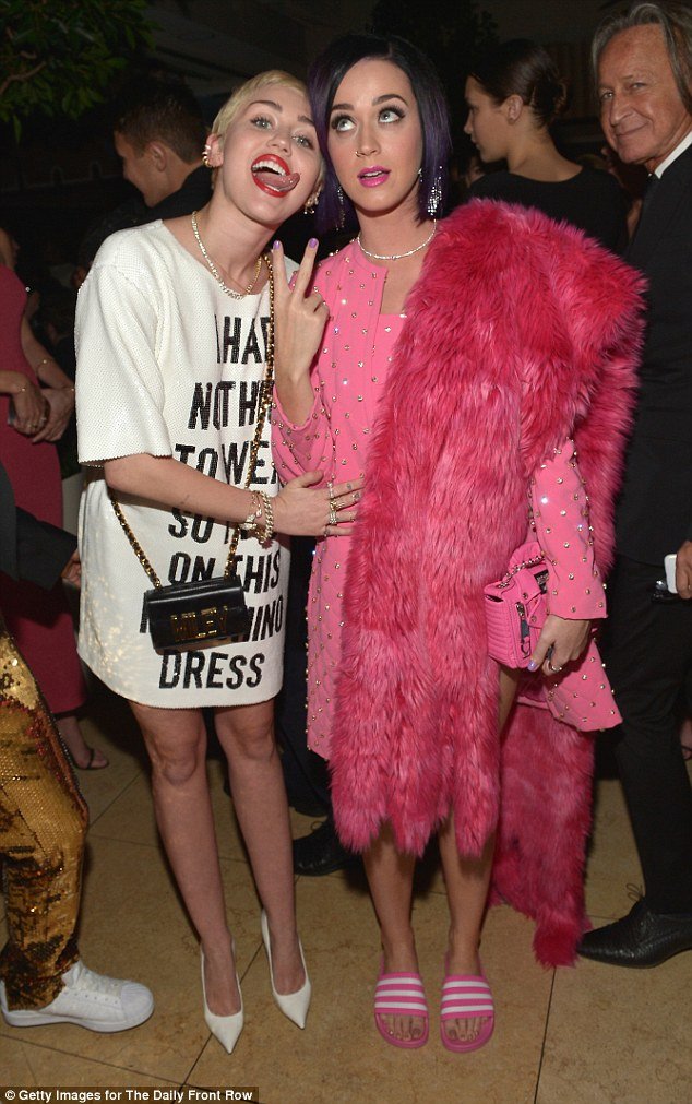 Μία αστυνομία μόδας για τα Fashion Awards LA -Διάσημες με παντόφλες και όχι μόνο [εικόνες] | iefimerida.gr 3