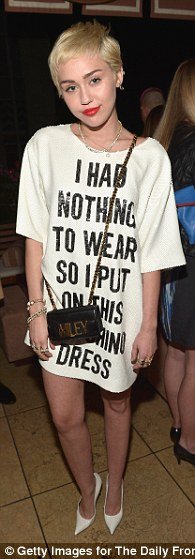 Μία αστυνομία μόδας για τα Fashion Awards LA -Διάσημες με παντόφλες και όχι μόνο [εικόνες] | iefimerida.gr 7