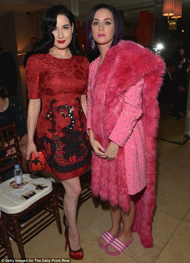 Μία αστυνομία μόδας για τα Fashion Awards LA -Διάσημες με παντόφλες και όχι μόνο [εικόνες] | iefimerida.gr 4