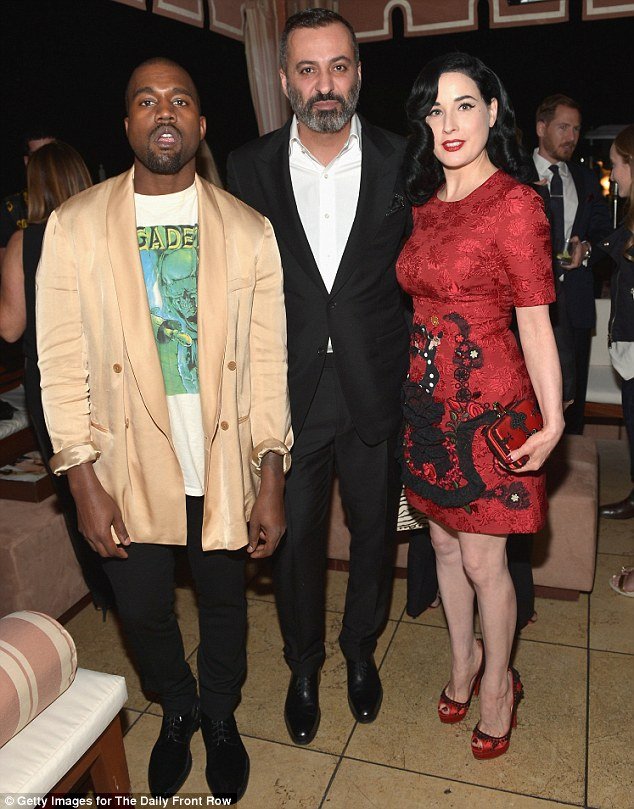 Μία αστυνομία μόδας για τα Fashion Awards LA -Διάσημες με παντόφλες και όχι μόνο [εικόνες] | iefimerida.gr 5