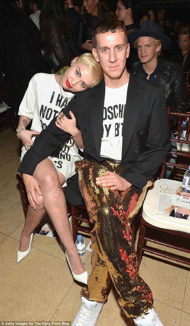 Μία αστυνομία μόδας για τα Fashion Awards LA -Διάσημες με παντόφλες και όχι μόνο [εικόνες] | iefimerida.gr 6