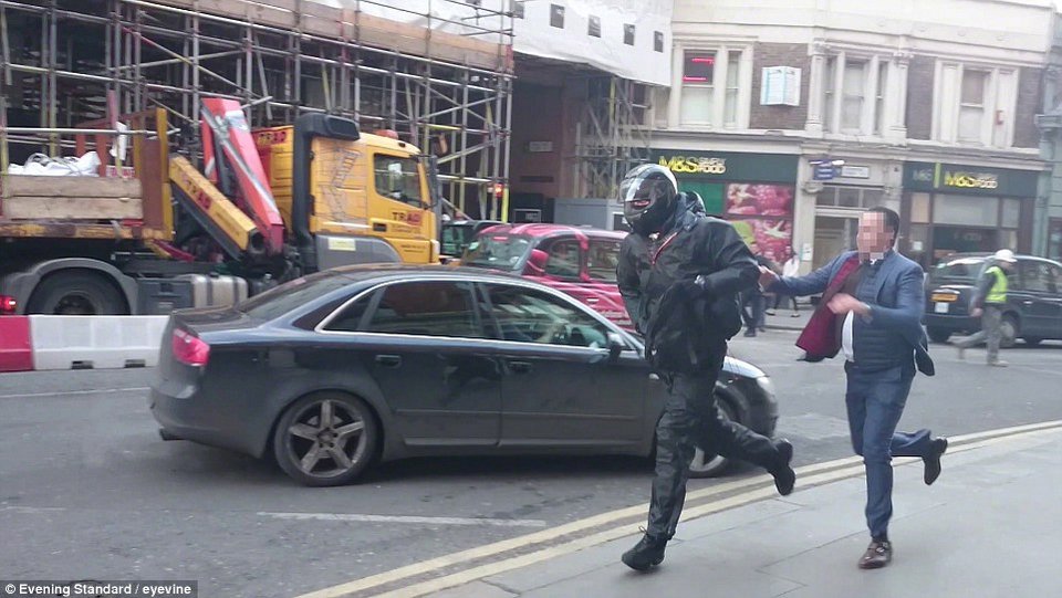 Απίστευτη σκηνή: Εργαζόμενος στο Λονδίνο αρπάζει απ' τον λαιμό ληστή με... χατζάρα [εικόνες & βίντεο] | iefimerida.gr 5