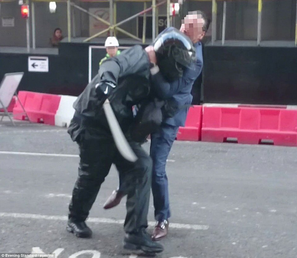 Απίστευτη σκηνή: Εργαζόμενος στο Λονδίνο αρπάζει απ' τον λαιμό ληστή με... χατζάρα [εικόνες & βίντεο] | iefimerida.gr 7