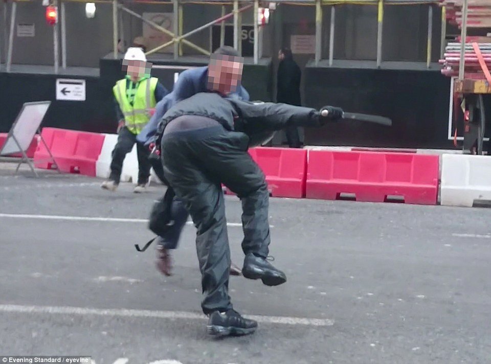 Απίστευτη σκηνή: Εργαζόμενος στο Λονδίνο αρπάζει απ' τον λαιμό ληστή με... χατζάρα [εικόνες & βίντεο] | iefimerida.gr 3