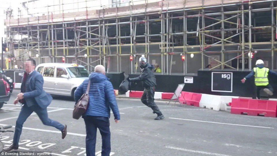 Απίστευτη σκηνή: Εργαζόμενος στο Λονδίνο αρπάζει απ' τον λαιμό ληστή με... χατζάρα [εικόνες & βίντεο] | iefimerida.gr 2