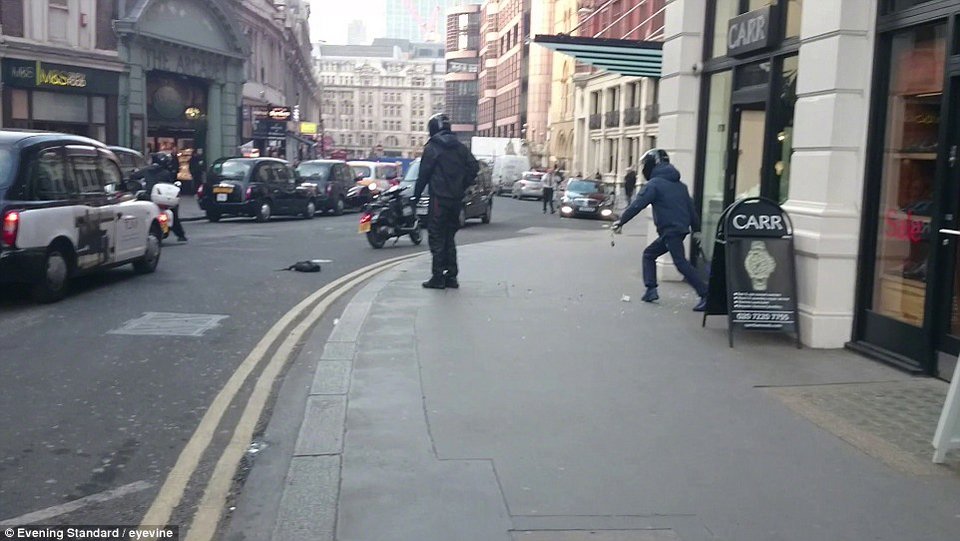 Απίστευτη σκηνή: Εργαζόμενος στο Λονδίνο αρπάζει απ' τον λαιμό ληστή με... χατζάρα [εικόνες & βίντεο] | iefimerida.gr 1