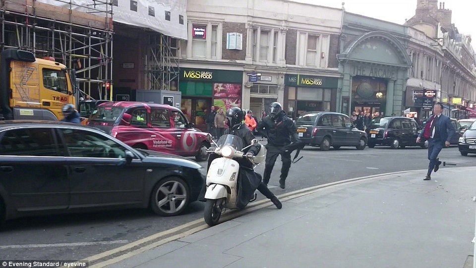 Απίστευτη σκηνή: Εργαζόμενος στο Λονδίνο αρπάζει απ' τον λαιμό ληστή με... χατζάρα [εικόνες & βίντεο] | iefimerida.gr 0