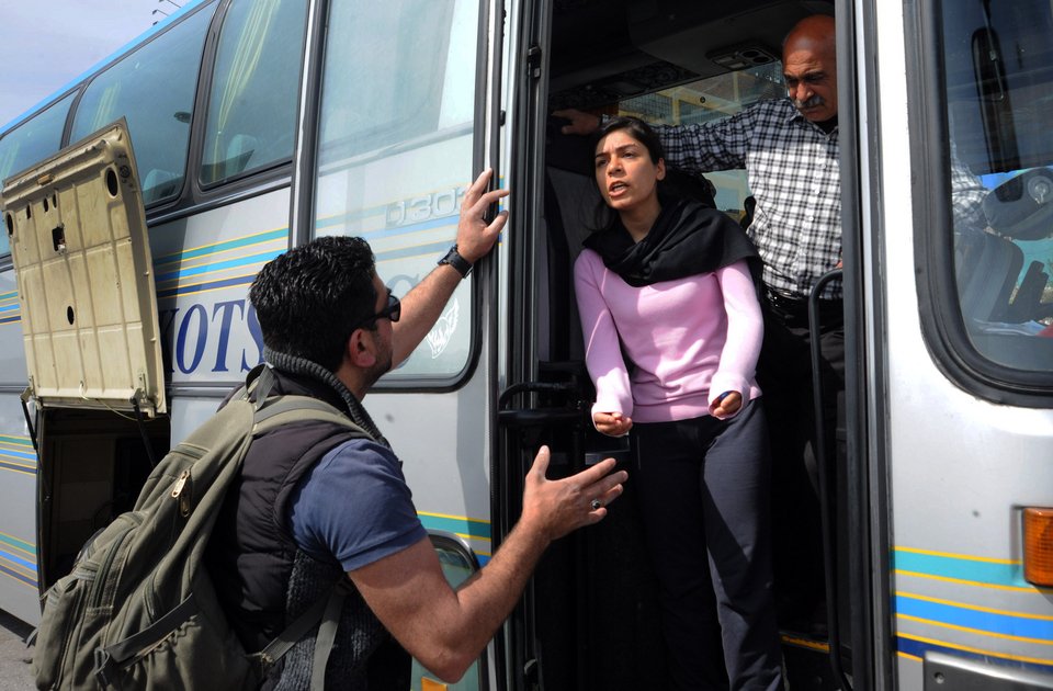 Αναχώρησαν από τον Πειραιά δύο πούλμαν με 58 πρόσφυγες [εικόνες]      | iefimerida.gr 5