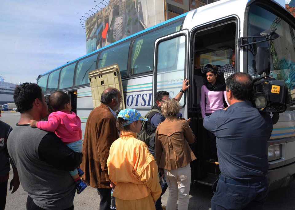 Αναχώρησαν από τον Πειραιά δύο πούλμαν με 58 πρόσφυγες [εικόνες]      | iefimerida.gr 4