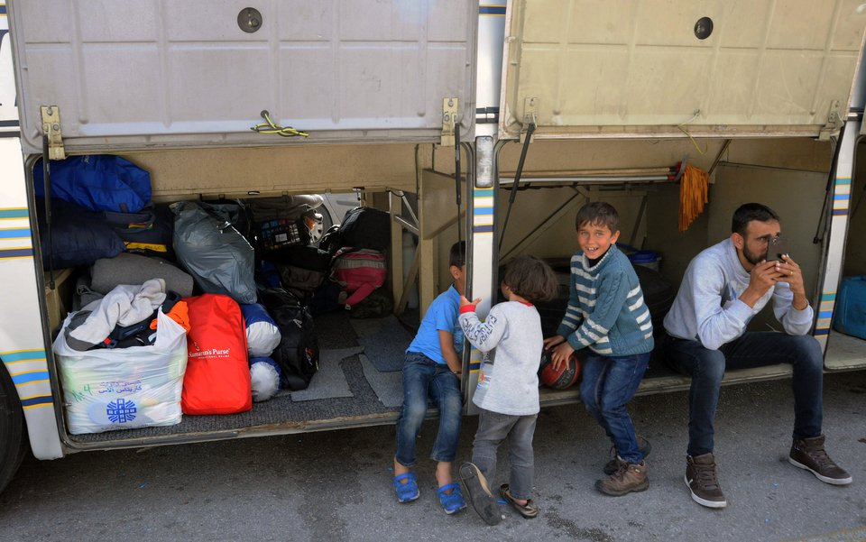 Αναχώρησαν από τον Πειραιά δύο πούλμαν με 58 πρόσφυγες [εικόνες]      | iefimerida.gr 3