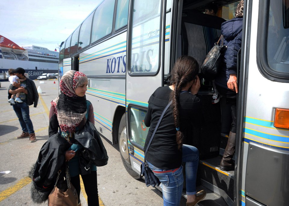 Αναχώρησαν από τον Πειραιά δύο πούλμαν με 58 πρόσφυγες [εικόνες]      | iefimerida.gr 2