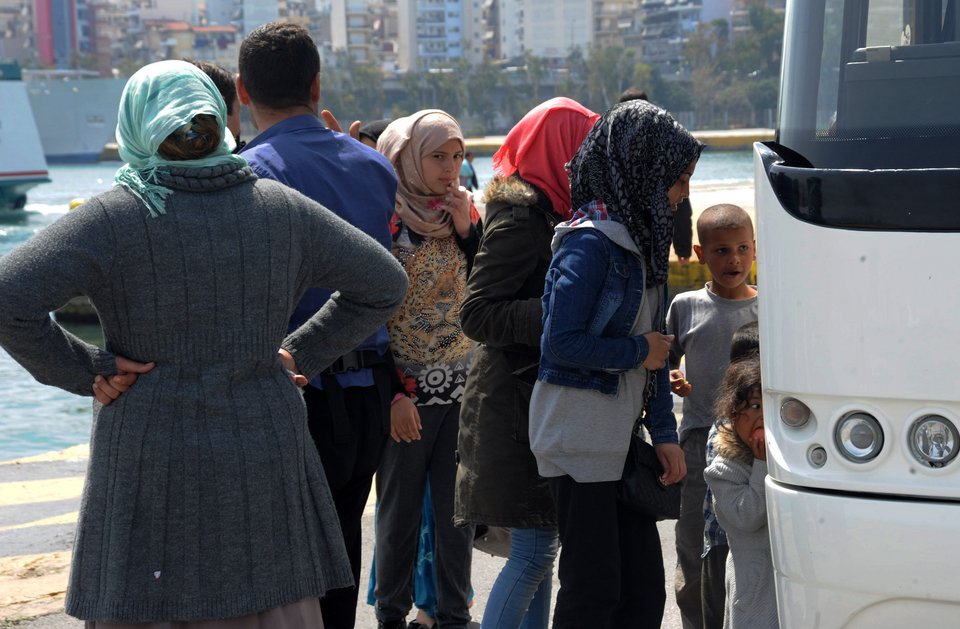 Αναχώρησαν από τον Πειραιά δύο πούλμαν με 58 πρόσφυγες [εικόνες]      | iefimerida.gr 1