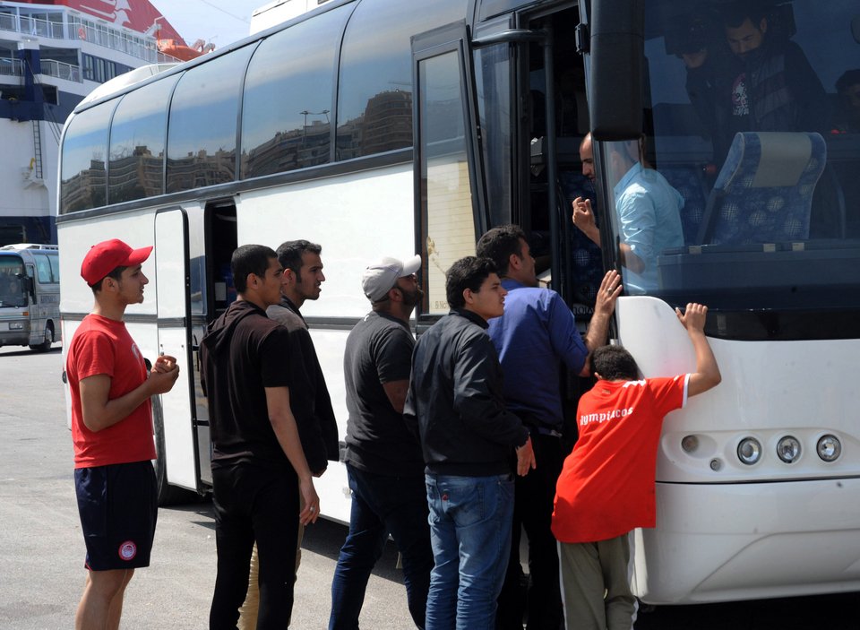 Αναχώρησαν από τον Πειραιά δύο πούλμαν με 58 πρόσφυγες [εικόνες]      | iefimerida.gr 0