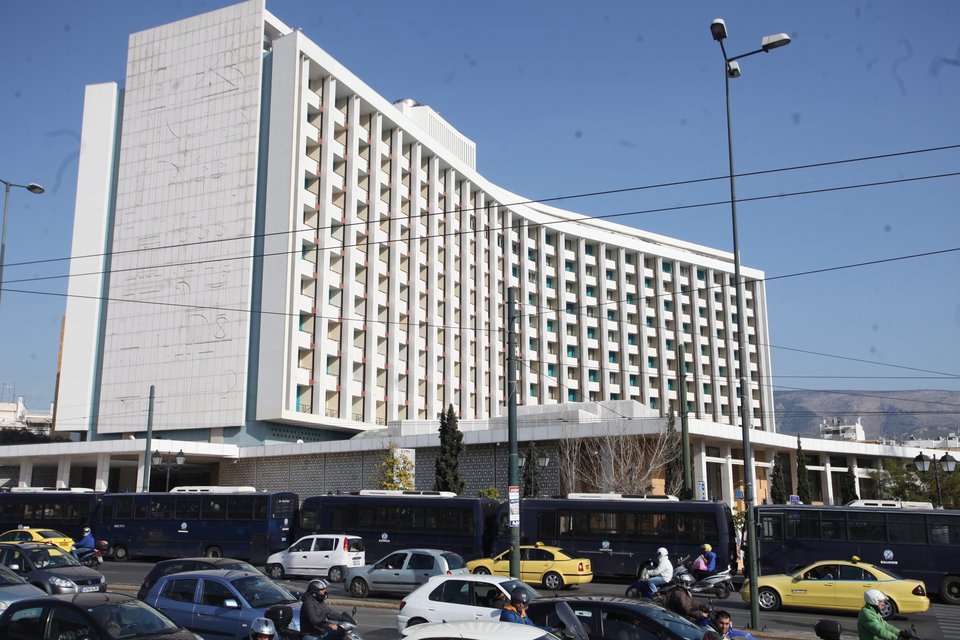 Συγκέντρωση της ΑΔΕΔΥ έξω από το Χίλτον [εικόνες]  | iefimerida.gr 3