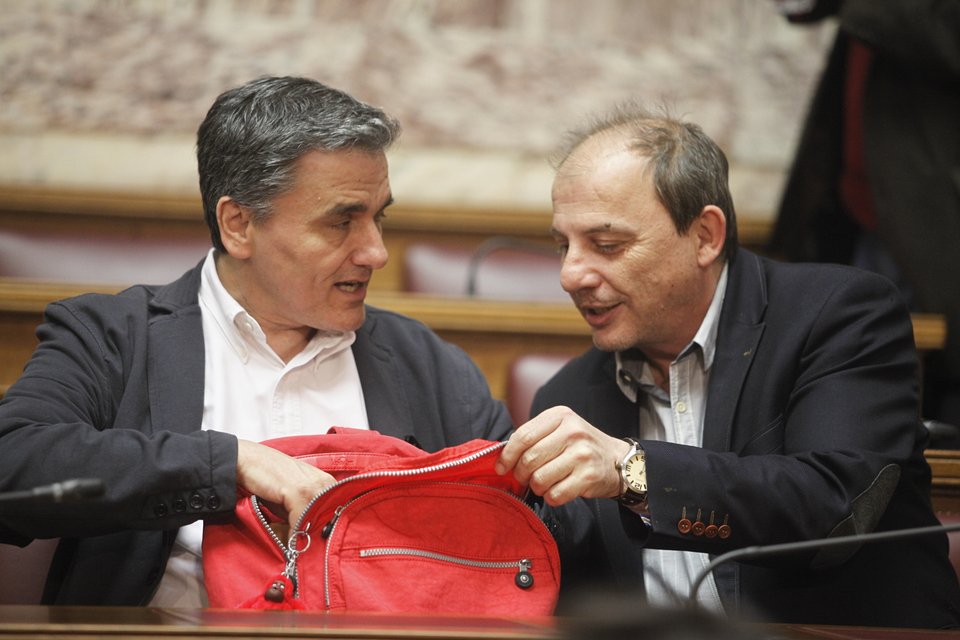 Η «έρευνα» στην τσάντα του Τσακαλώτου και το βιβλίο με... μήνυμα του Κατρούγκαλου [εικόνες] | iefimerida.gr 5