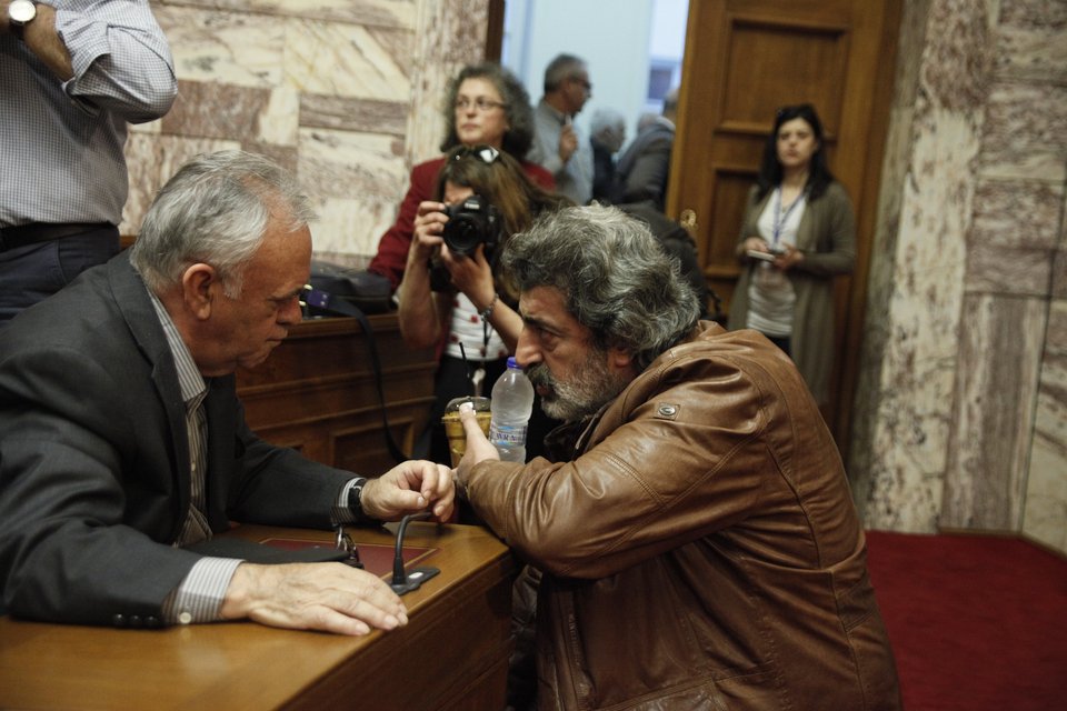 Η «έρευνα» στην τσάντα του Τσακαλώτου και το βιβλίο με... μήνυμα του Κατρούγκαλου [εικόνες] | iefimerida.gr 7