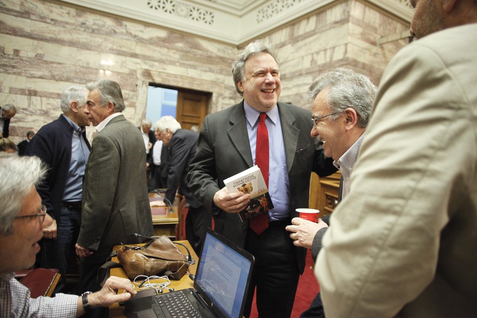 Η «έρευνα» στην τσάντα του Τσακαλώτου και το βιβλίο με... μήνυμα του Κατρούγκαλου [εικόνες] | iefimerida.gr 3