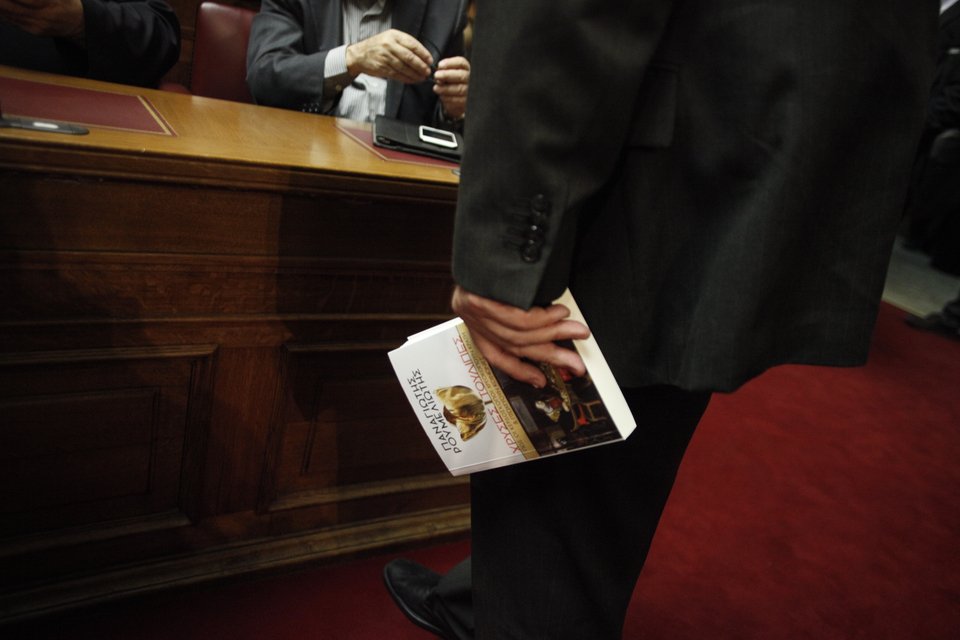 Η «έρευνα» στην τσάντα του Τσακαλώτου και το βιβλίο με... μήνυμα του Κατρούγκαλου [εικόνες] | iefimerida.gr 4