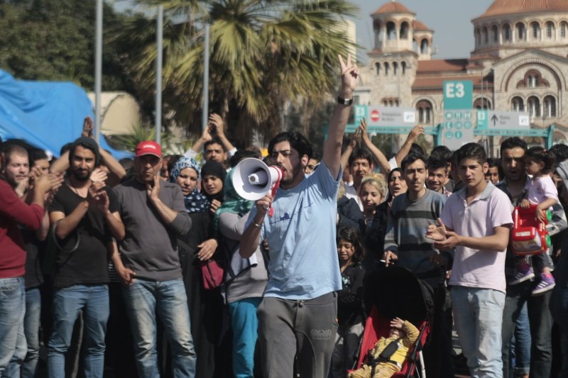 Σοκ στον Πειραιά: Μετανάστης απείλησε να πετάξει μωρό σε λιμενικό! [βίντεο] | iefimerida.gr 13