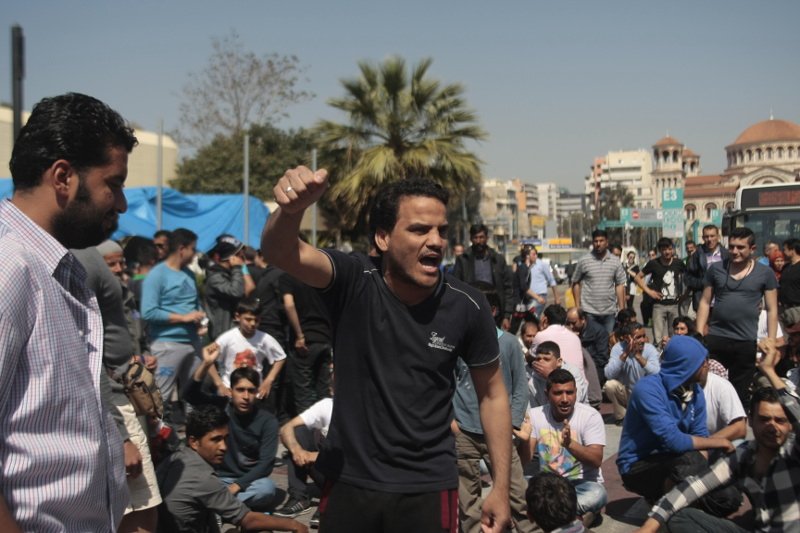 Σοκ στον Πειραιά: Μετανάστης απείλησε να πετάξει μωρό σε λιμενικό! [βίντεο] | iefimerida.gr 12