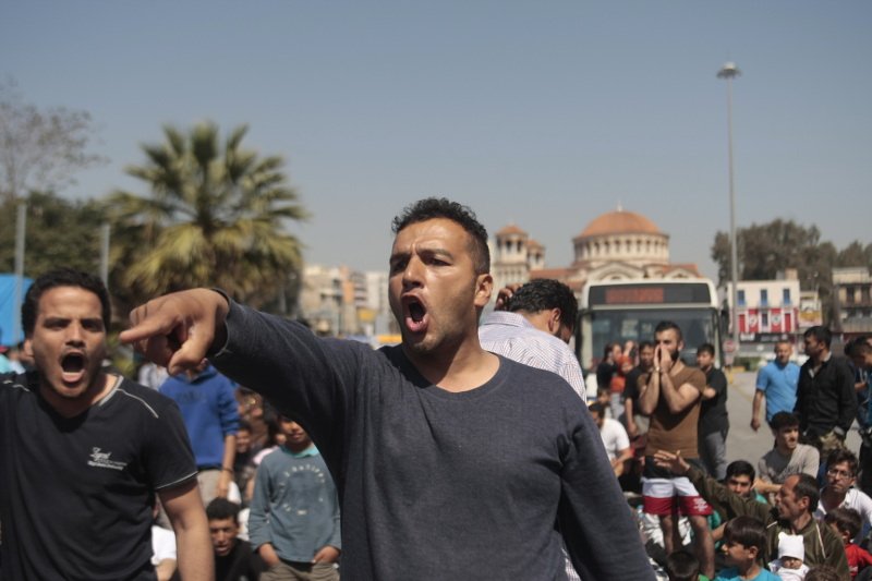 Σοκ στον Πειραιά: Μετανάστης απείλησε να πετάξει μωρό σε λιμενικό! [βίντεο] | iefimerida.gr 11