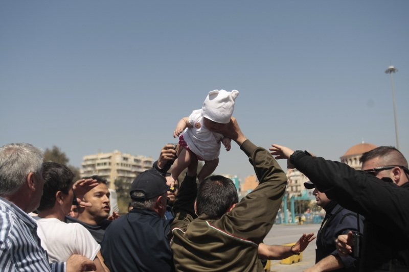 Σοκ στον Πειραιά: Μετανάστης απείλησε να πετάξει μωρό σε λιμενικό! [βίντεο] | iefimerida.gr 6