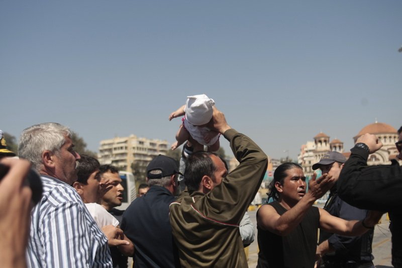 Σοκ στον Πειραιά: Μετανάστης απείλησε να πετάξει μωρό σε λιμενικό! [βίντεο] | iefimerida.gr 5