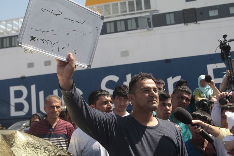 Σοκ στον Πειραιά: Μετανάστης απείλησε να πετάξει μωρό σε λιμενικό! [βίντεο] | iefimerida.gr 14