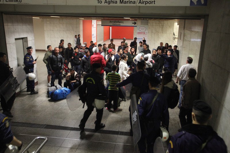 Πρόσφυγες πήγαν να κατασκηνώσουν έξω από τη Βουλή -Τους έδιωξαν τα ΜΑΤ [εικόνες & βίντεο] | iefimerida.gr 4