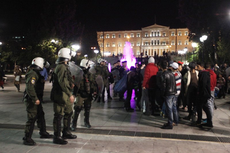 Πρόσφυγες πήγαν να κατασκηνώσουν έξω από τη Βουλή -Τους έδιωξαν τα ΜΑΤ [εικόνες & βίντεο] | iefimerida.gr 3