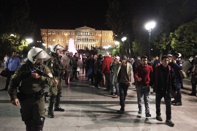 Πρόσφυγες πήγαν να κατασκηνώσουν έξω από τη Βουλή -Τους έδιωξαν τα ΜΑΤ [εικόνες & βίντεο] | iefimerida.gr 2