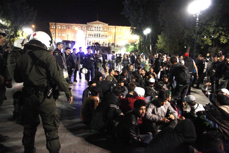 Πρόσφυγες πήγαν να κατασκηνώσουν έξω από τη Βουλή -Τους έδιωξαν τα ΜΑΤ [εικόνες & βίντεο] | iefimerida.gr 0