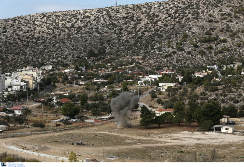 Ολοκληρώθηκε η ελεγχόμενη έκρηξη του βλήματος του Β' Παγκοσμίου Πολέμου στη Γλυφάδα [εικόνες] | iefimerida.gr 0