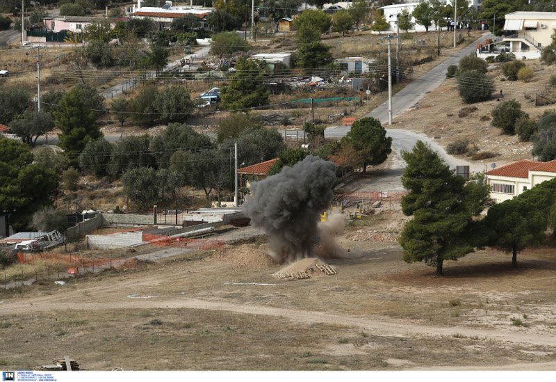 Ολοκληρώθηκε η ελεγχόμενη έκρηξη του βλήματος του Β' Παγκοσμίου Πολέμου στη Γλυφάδα [εικόνες] | iefimerida.gr 2