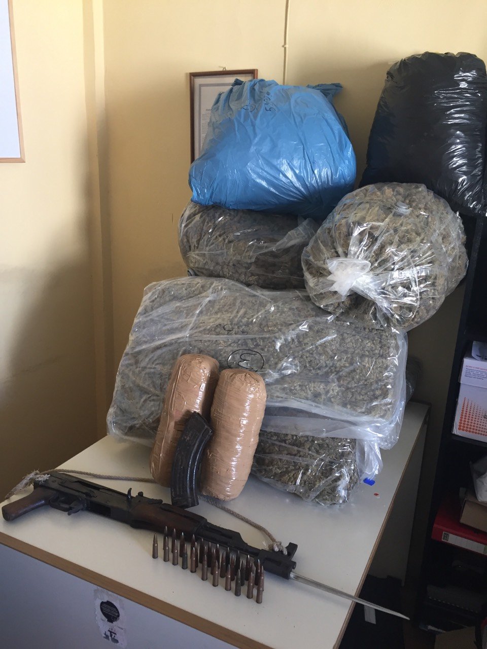 Ιωάννινα: Συνελήφθη 37χρονος Αλβανός με 49 κιλά κάνναβη και καλάσνικοφ [εικόνα] | iefimerida.gr 0