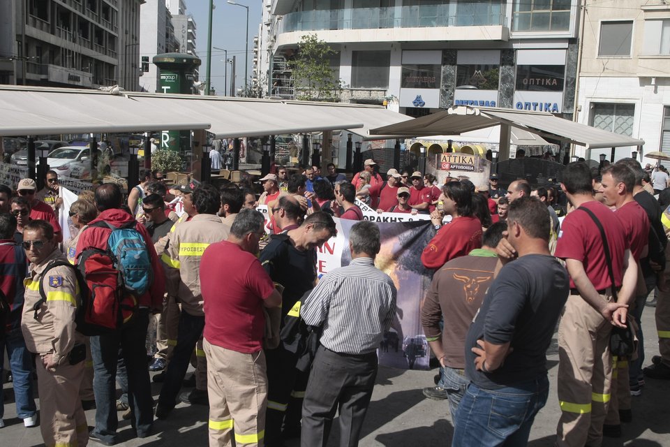 Διαμαρτυρία πυροσβεστών έξω από τη Βουλή [εικόνες] | iefimerida.gr 0