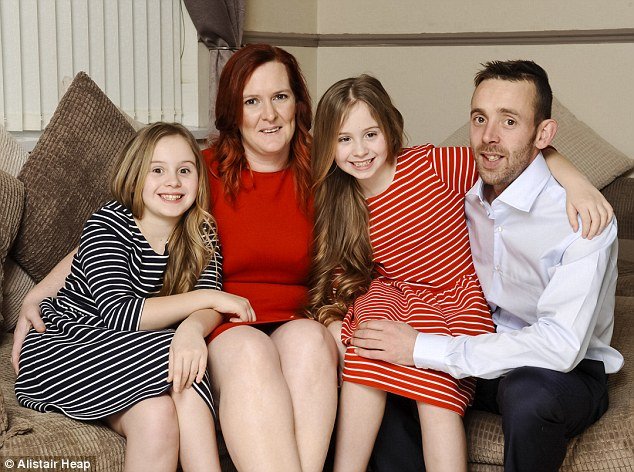 Ιδιαίτερα παιδιά: Τι είναι τα κατοπτρικά δίδυμα που συμπληρώνουν το ένα το άλλο [εικόνες] | iefimerida.gr 1