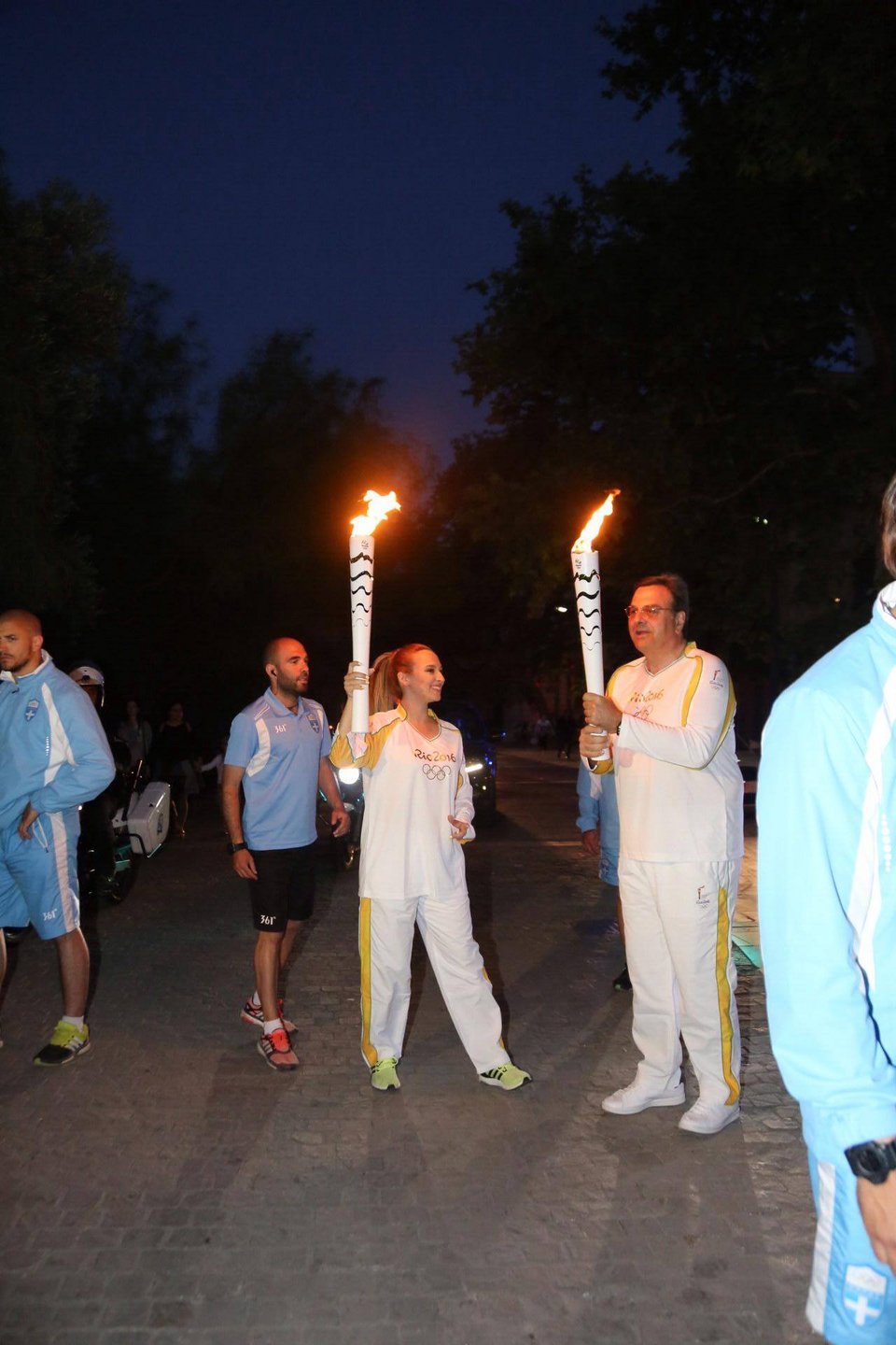 Λαμπαδηδρόμος ο Σάκης Ρουβάς -Εφερε την Ολυμπιακή Φλόγα κάτω από την Ακρόπολη [εικόνες]  | iefimerida.gr 2