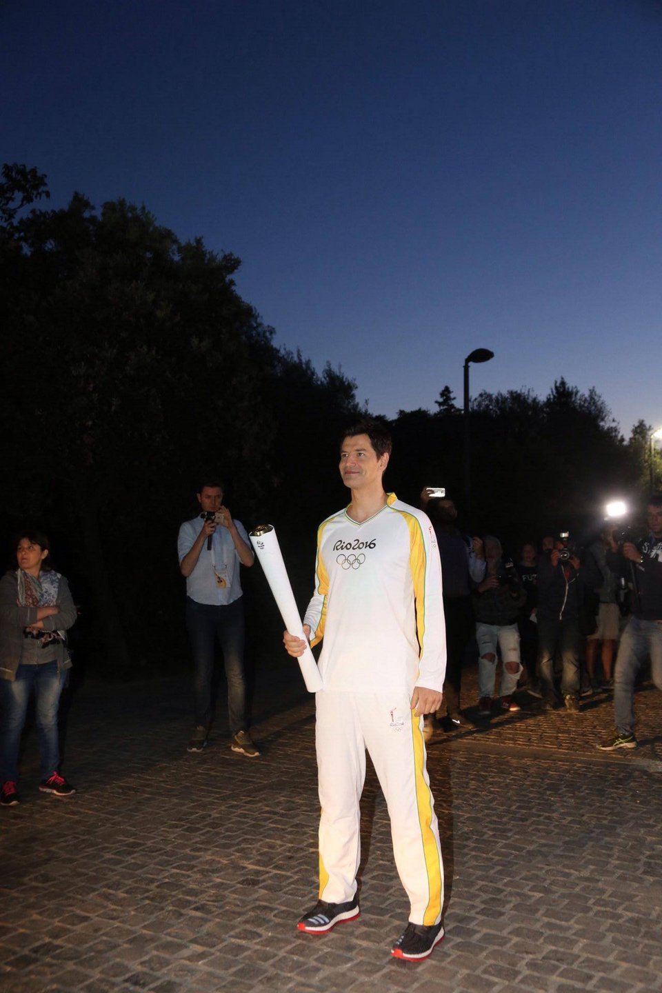 Λαμπαδηδρόμος ο Σάκης Ρουβάς -Εφερε την Ολυμπιακή Φλόγα κάτω από την Ακρόπολη [εικόνες]  | iefimerida.gr 3