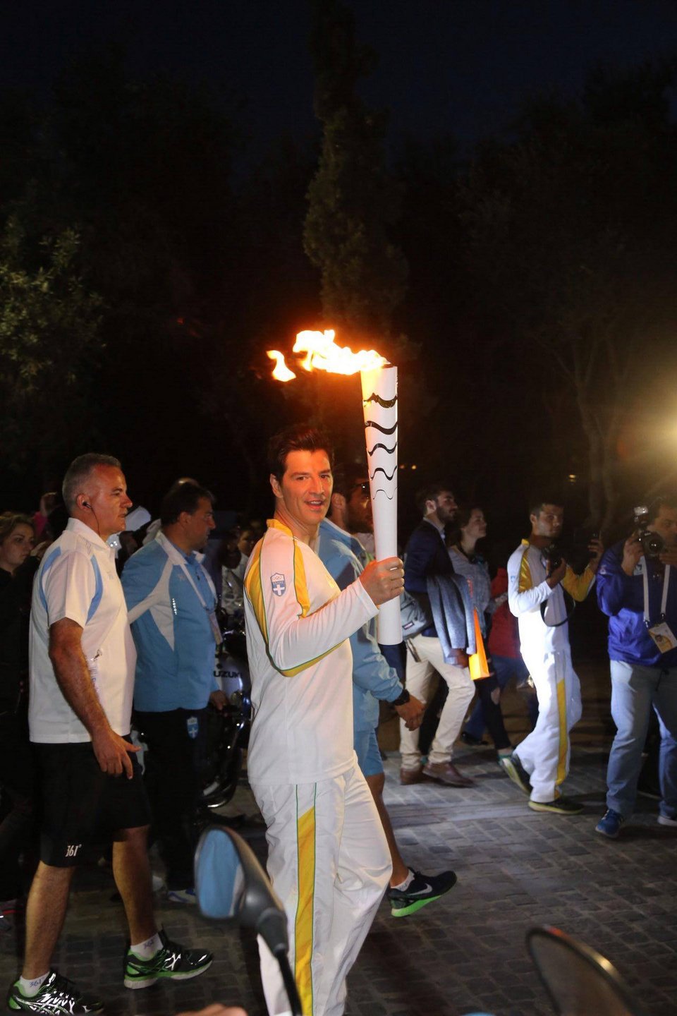 Λαμπαδηδρόμος ο Σάκης Ρουβάς -Εφερε την Ολυμπιακή Φλόγα κάτω από την Ακρόπολη [εικόνες]  | iefimerida.gr 0