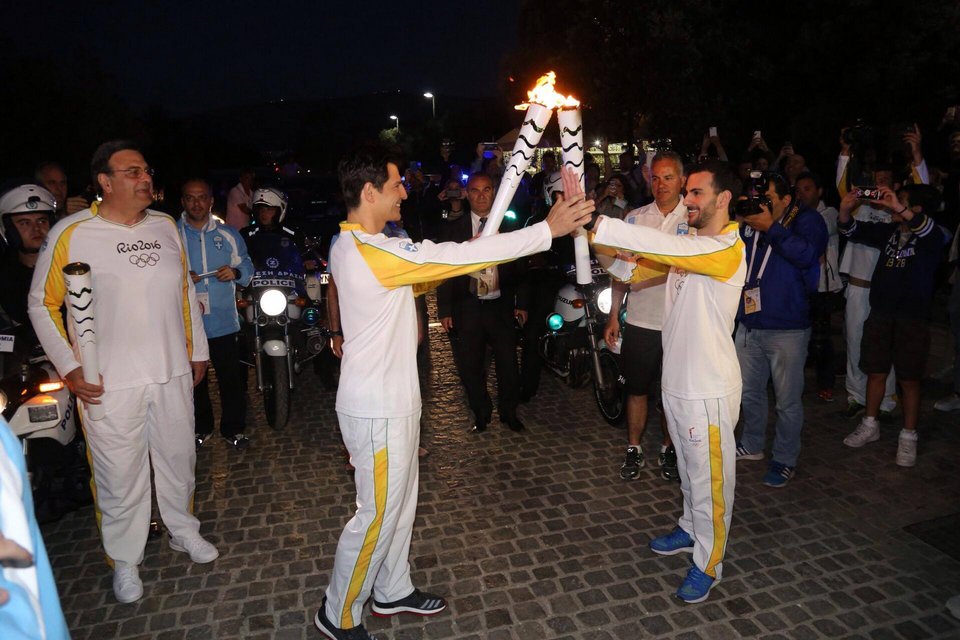 Λαμπαδηδρόμος ο Σάκης Ρουβάς -Εφερε την Ολυμπιακή Φλόγα κάτω από την Ακρόπολη [εικόνες]  | iefimerida.gr 1