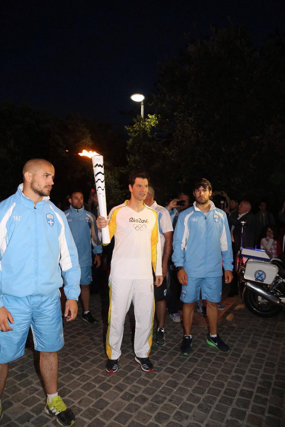 Λαμπαδηδρόμος ο Σάκης Ρουβάς -Εφερε την Ολυμπιακή Φλόγα κάτω από την Ακρόπολη [εικόνες]  | iefimerida.gr 4