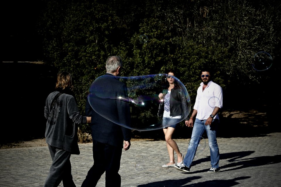 Γιατί γέμισε η Διονυσίου Αρεοπαγίτου με φούσκες; [εικόνες] | iefimerida.gr 4