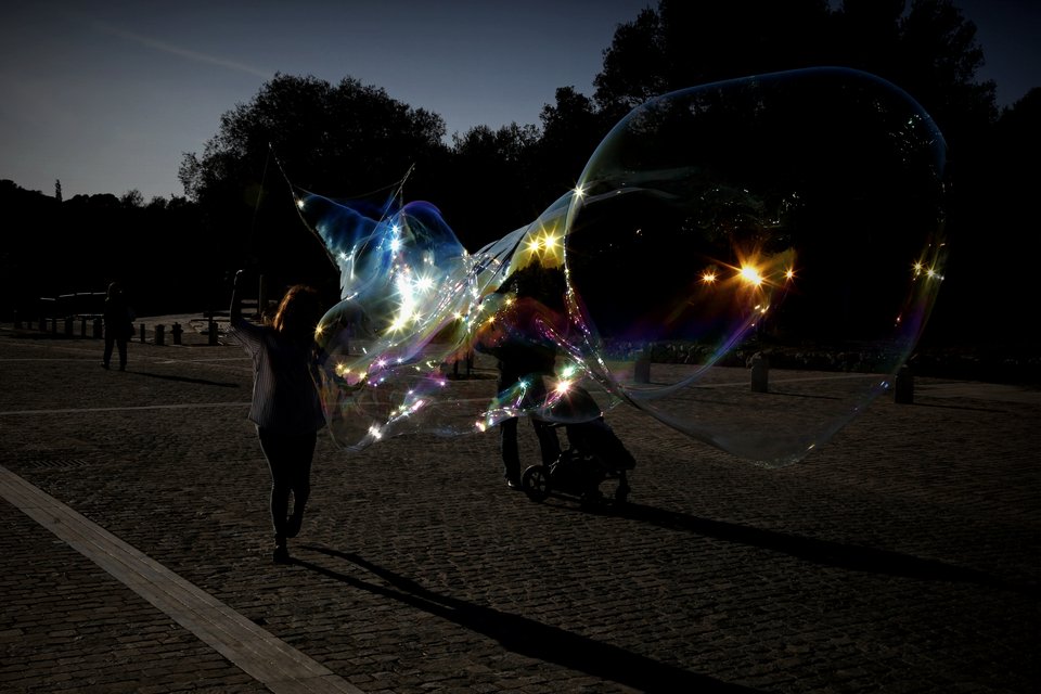 Γιατί γέμισε η Διονυσίου Αρεοπαγίτου με φούσκες; [εικόνες] | iefimerida.gr 7