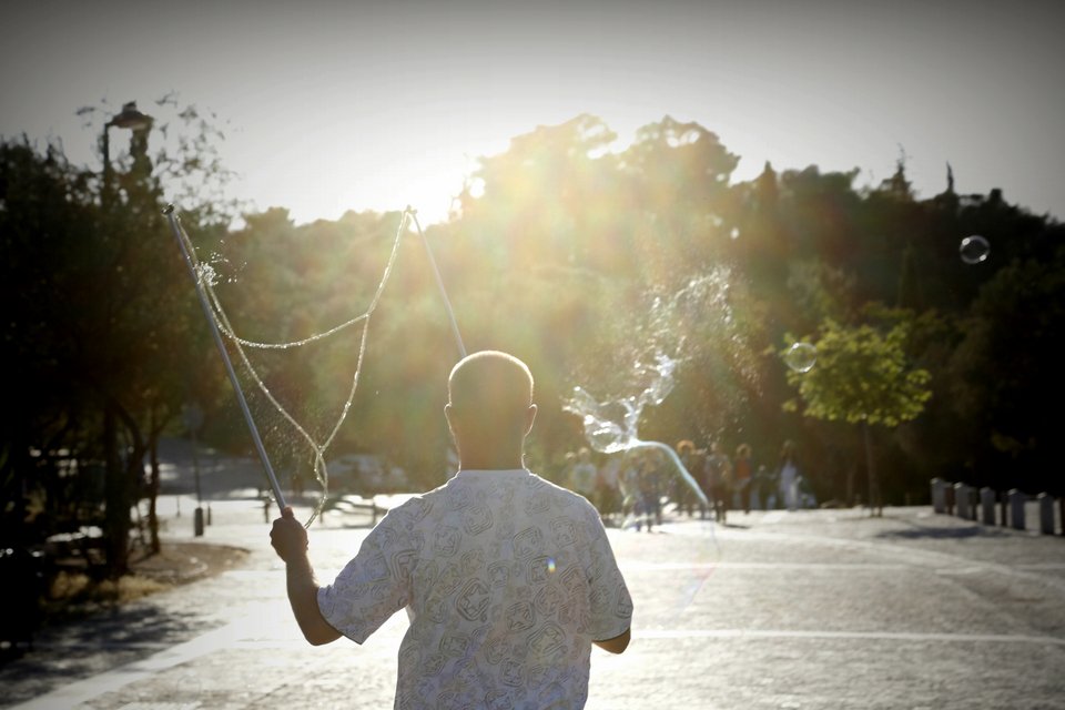 Γιατί γέμισε η Διονυσίου Αρεοπαγίτου με φούσκες; [εικόνες] | iefimerida.gr 8