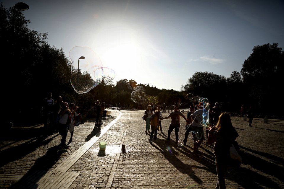 Γιατί γέμισε η Διονυσίου Αρεοπαγίτου με φούσκες; [εικόνες] | iefimerida.gr 9