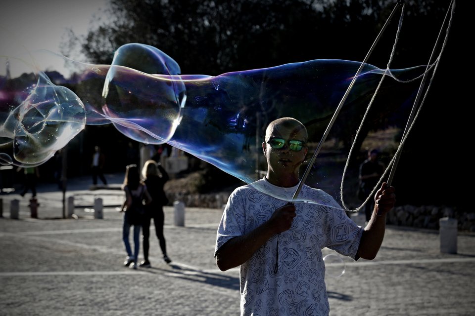 Γιατί γέμισε η Διονυσίου Αρεοπαγίτου με φούσκες; [εικόνες] | iefimerida.gr 1