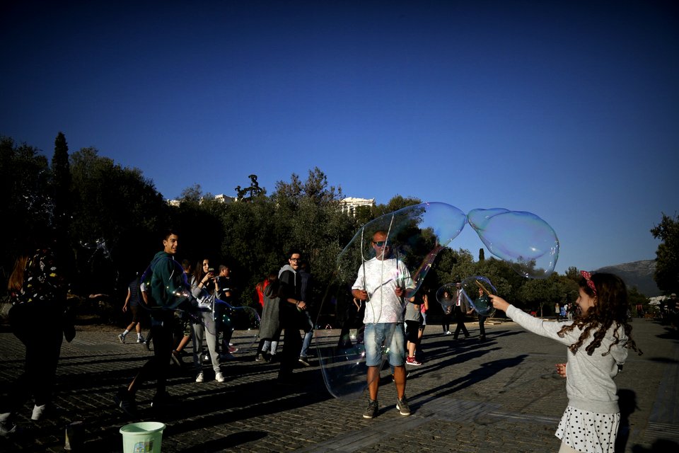 Γιατί γέμισε η Διονυσίου Αρεοπαγίτου με φούσκες; [εικόνες] | iefimerida.gr 5