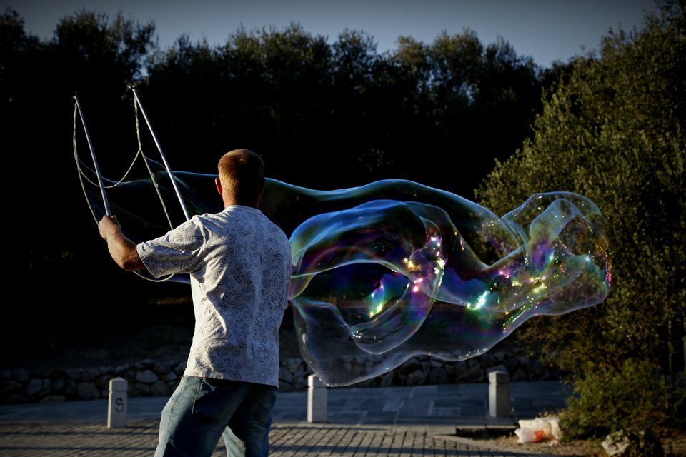 Γιατί γέμισε η Διονυσίου Αρεοπαγίτου με φούσκες; [εικόνες] | iefimerida.gr 10